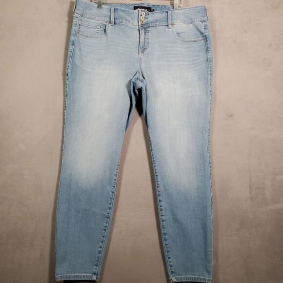 Torrid Skinny Jeans Womens 22R Light Wash Blue Denim Jeggings High Rise Stretch - Picture 1 of 10